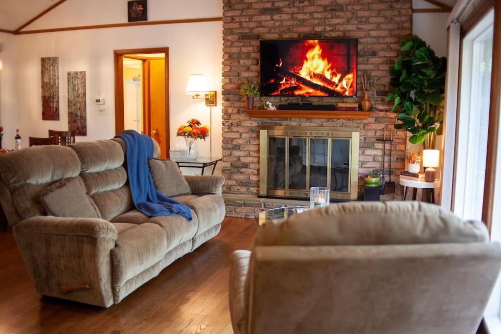 Modern Cabin With Hot Tub Grill Lake Beach Wineries Hiking Fishing And Hershey Park Family And Pet Friendly Superhosts On Ab&B Mount Gretna Bagian luar foto