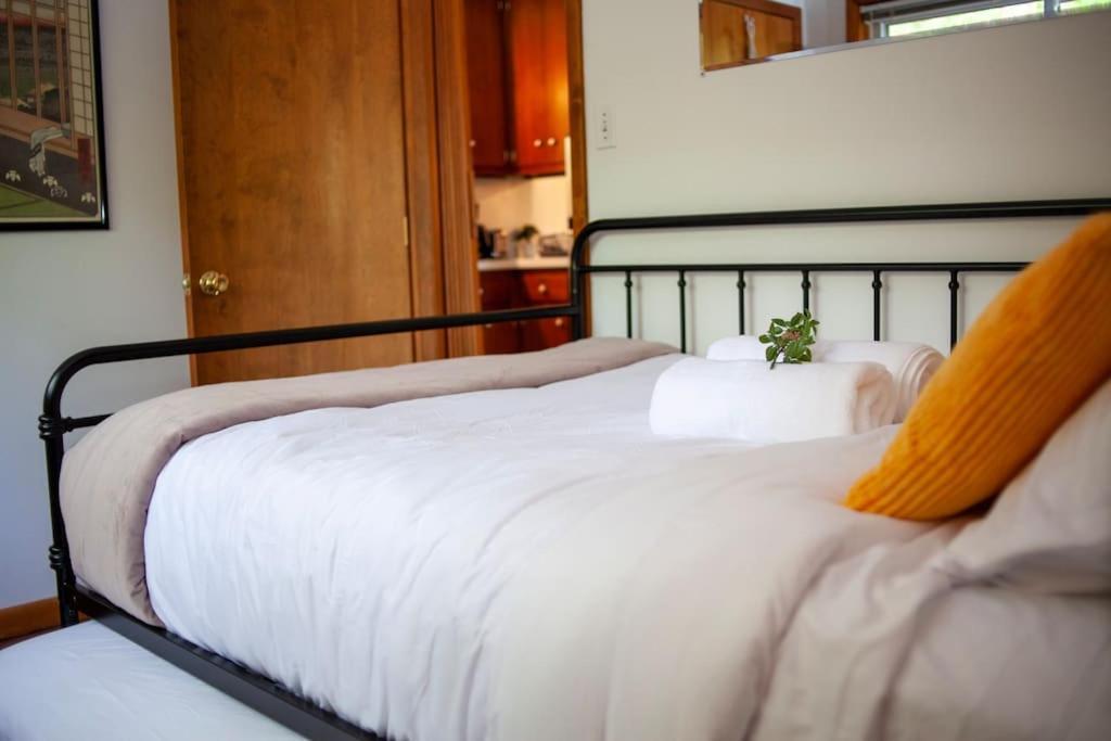Modern Cabin With Hot Tub Grill Lake Beach Wineries Hiking Fishing And Hershey Park Family And Pet Friendly Superhosts On Ab&B Mount Gretna Bagian luar foto