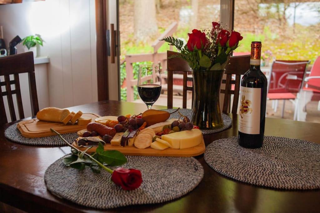 Modern Cabin With Hot Tub Grill Lake Beach Wineries Hiking Fishing And Hershey Park Family And Pet Friendly Superhosts On Ab&B Mount Gretna Bagian luar foto